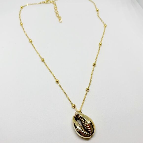 Gold Lovely Cowrie SeaShell Necklace (V1) - Picture 2 of 4